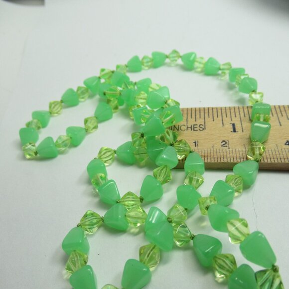 Uranium glass bead necklace - Picture 6 of 10